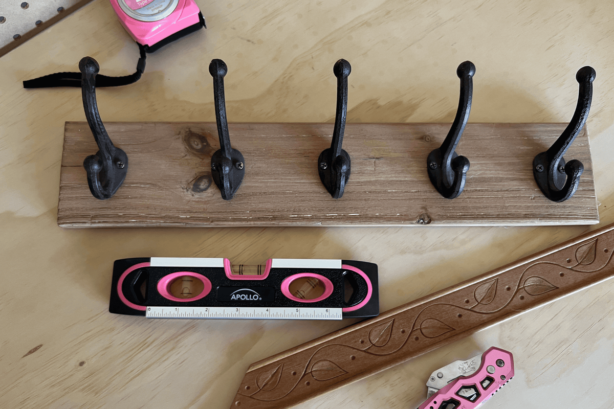 PINK 9-inch torpedo-shaped spirit level for 180/90/45 degrees leveling--  DT5019P - Prop and Piston